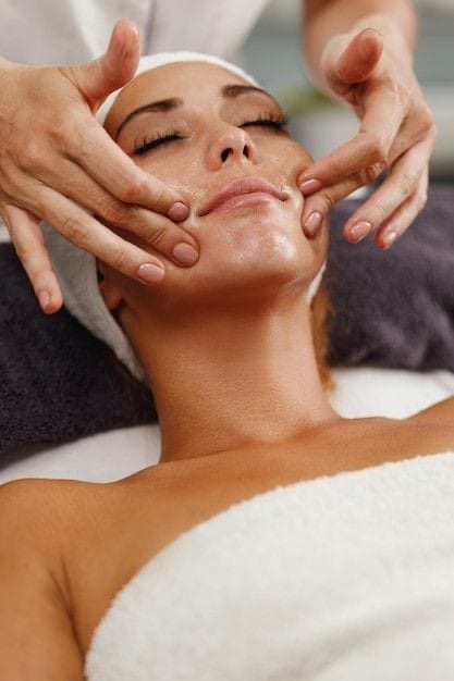 Soins du visage : nettoyage, exfoliation, massage et application de masque pour revitaliser la peau